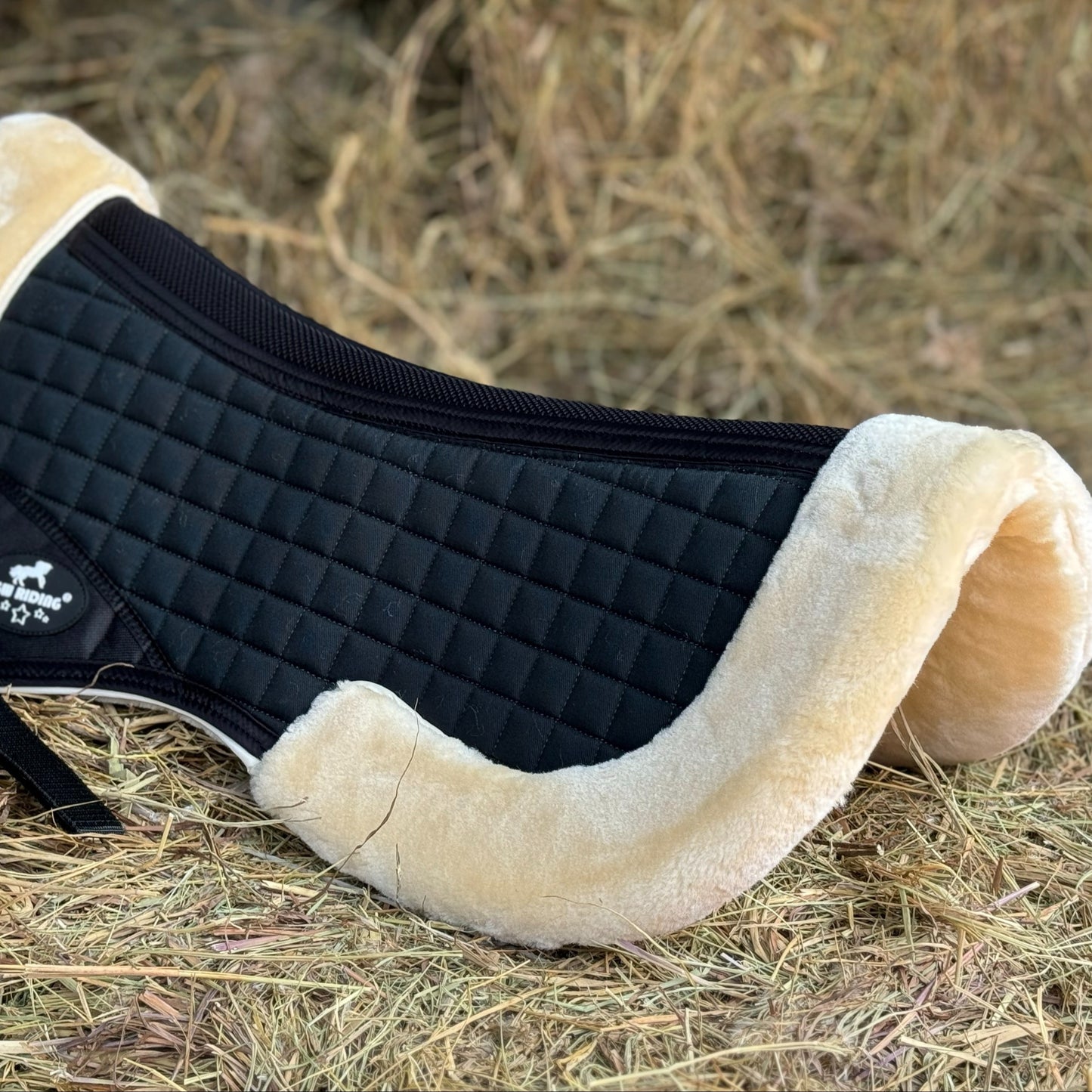 Horse Half Pad For English Saddle, With A Shape-retaining Foam Insert, The Cushioned Synthetic Sheepskin Is Thick, Soft, Non-Shedding, Easy To Clean