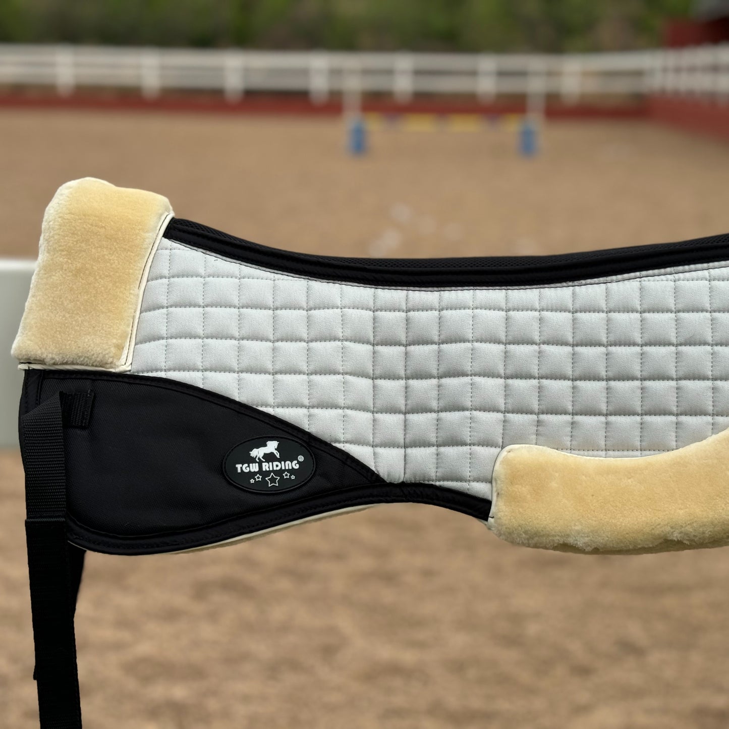 Horse Half Pad For English Saddle, With A Shape-retaining Foam Insert, The Cushioned Synthetic Sheepskin Is Thick, Soft, Non-Shedding, Easy To Clean